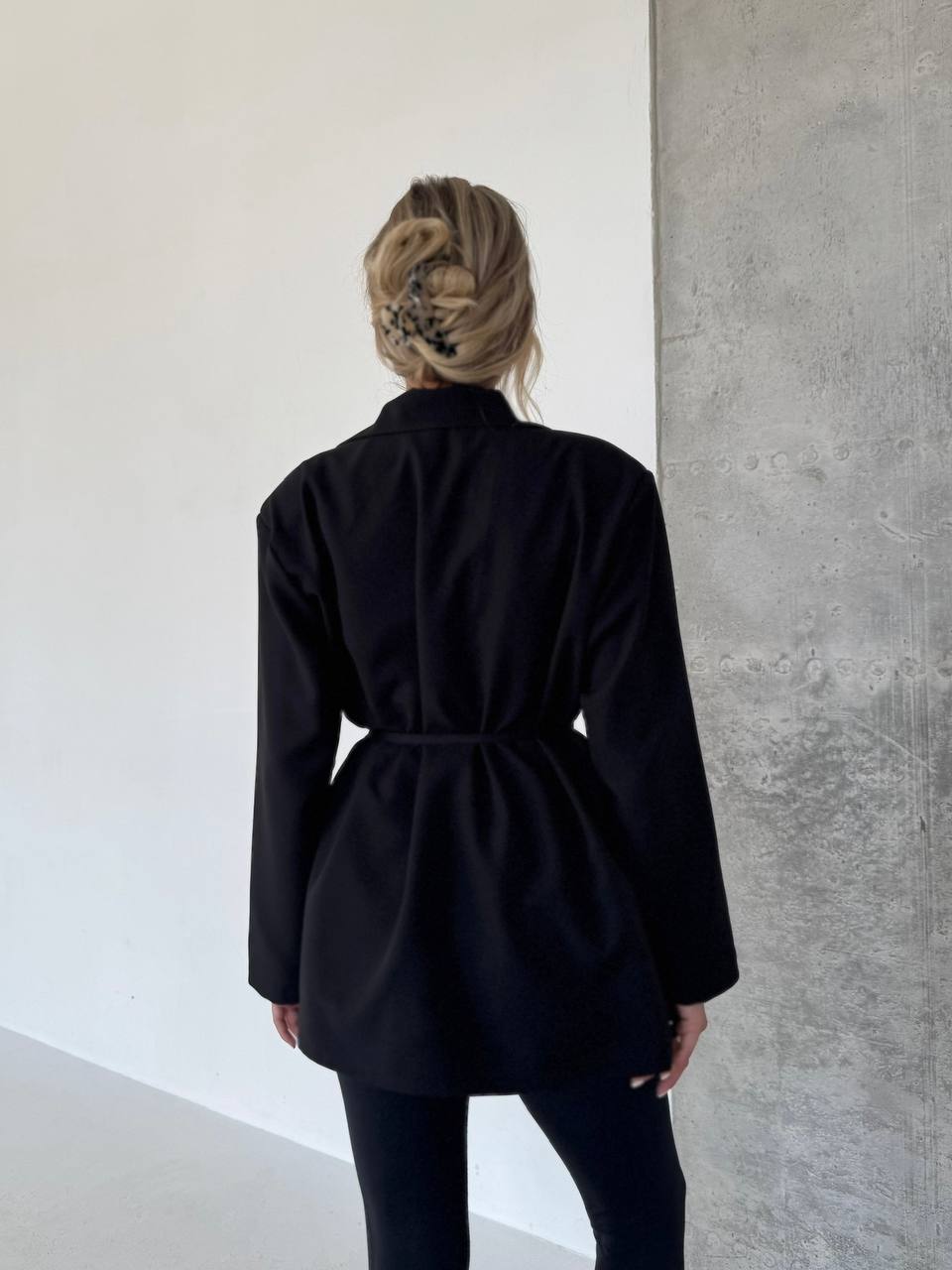 Женский удлиненный пиджак с поясом черного цвета 34121
