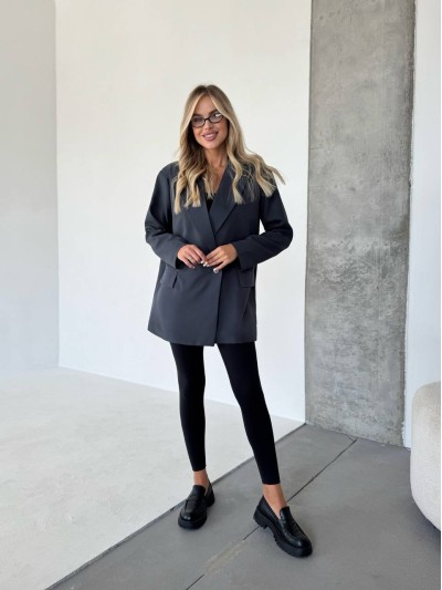 Женский удлиненный пиджак с поясом графитового цвета 34120