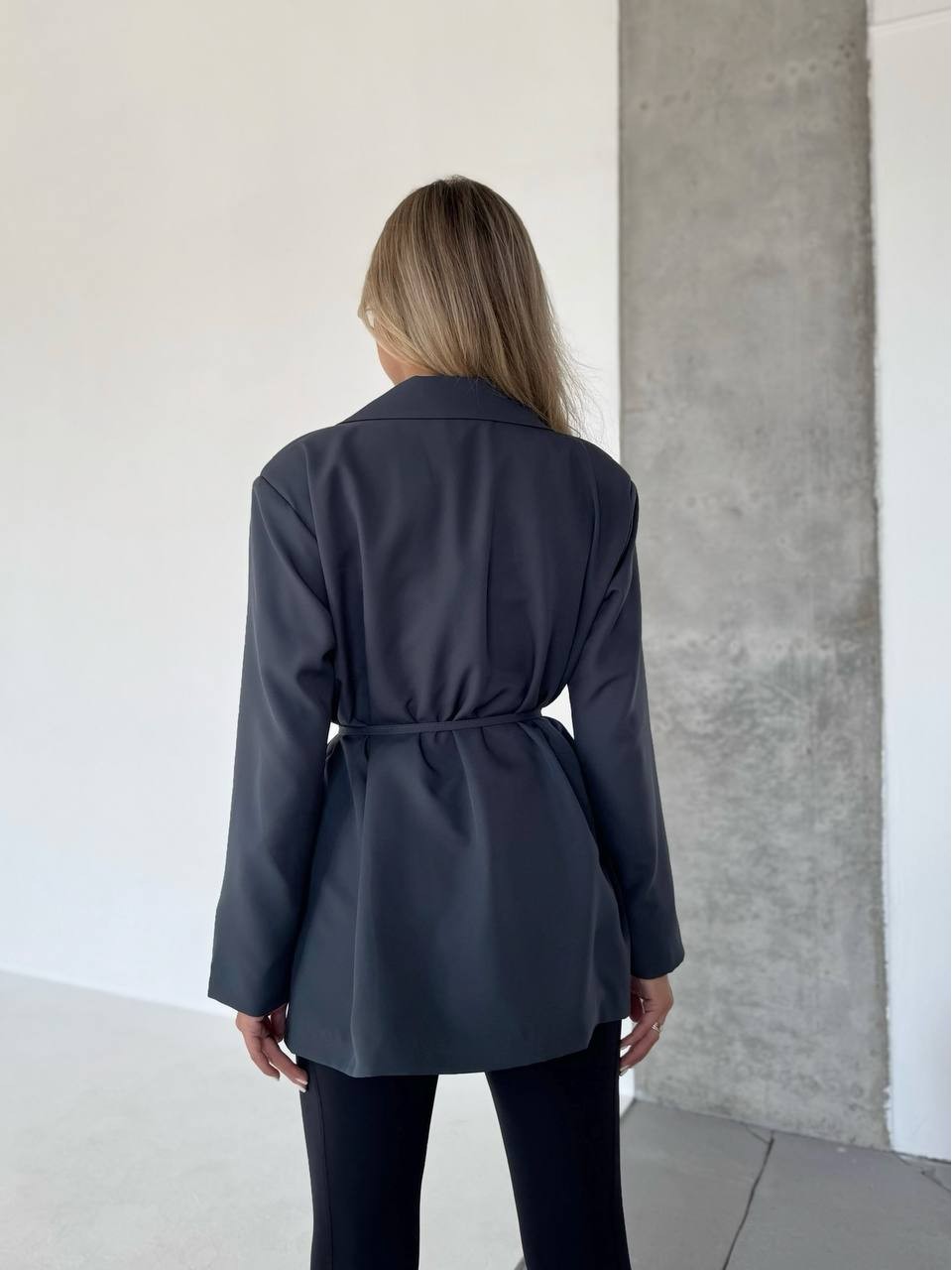 Жіночий подовжений пiджак з поясом графітового кольору 34120