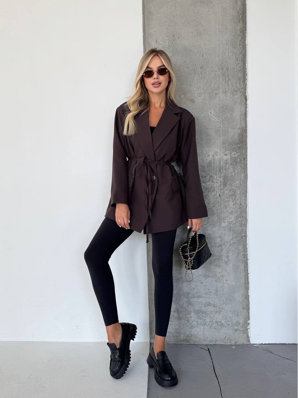 Жіночий подовжений пiджак з поясом коричневого кольору 34122