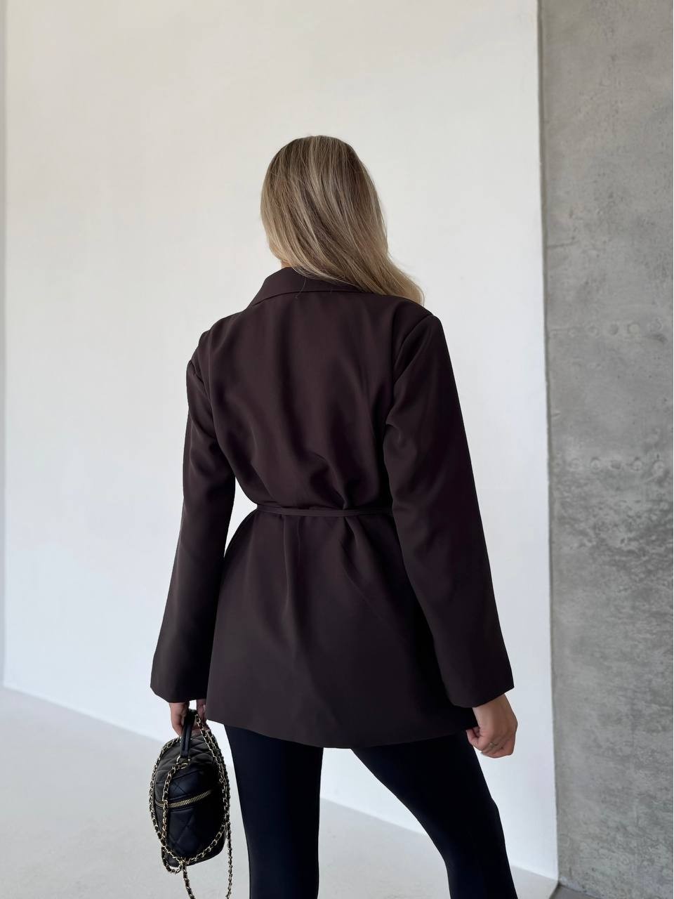 Жіночий подовжений пiджак з поясом коричневого кольору 34122