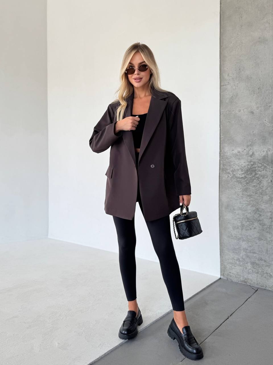 Жіночий подовжений пiджак з поясом коричневого кольору 34122