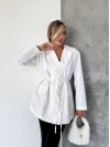 Женский удлиненный пиджак с поясом молочного цвета 34124