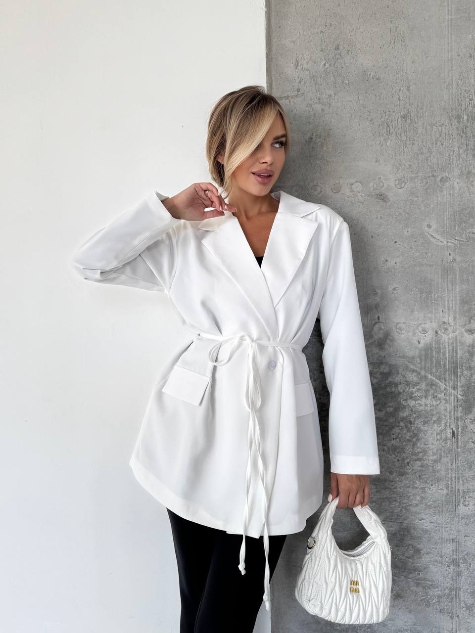 Женский удлиненный пиджак с поясом молочного цвета 34124