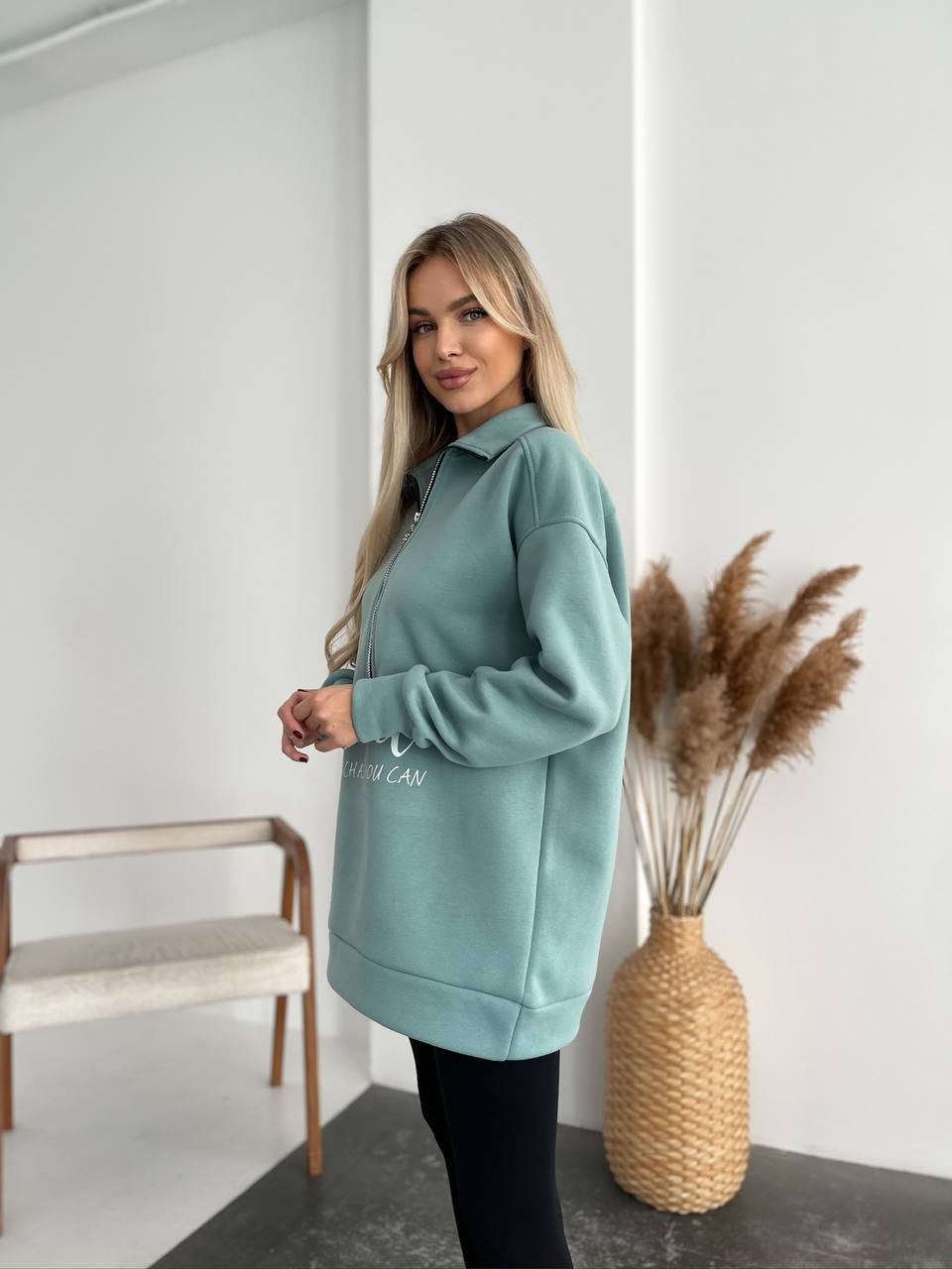 Женский удлиненный свитшот на флисе фисташкового цвета 35056