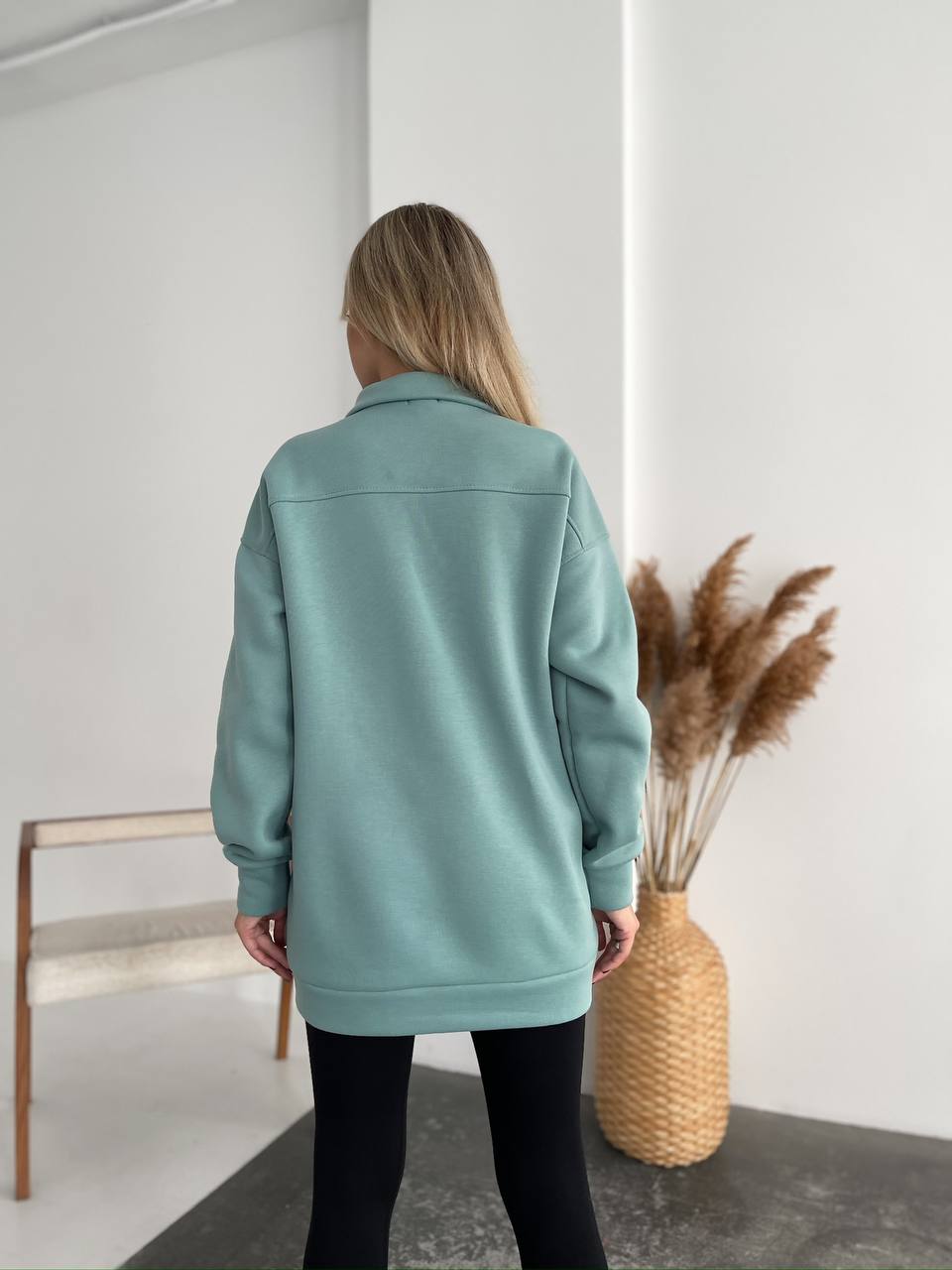 Женский удлиненный свитшот на флисе фисташкового цвета 35056