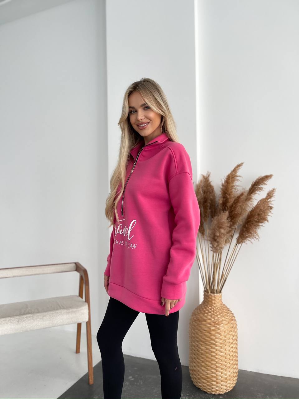 Жіночий подовжений світшот на флiсi малинового кольору 35055