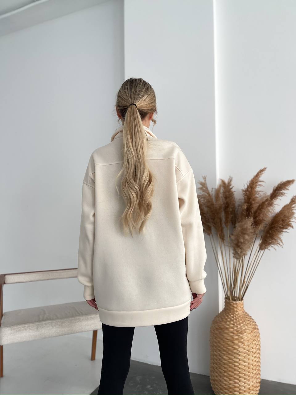 Жіночий подовжений світшот на флiсi молочного кольору 35057