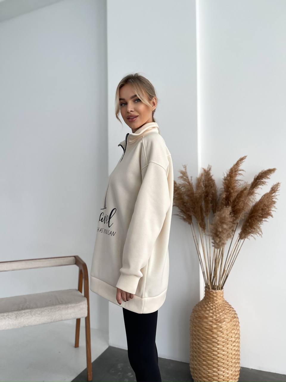 Жіночий подовжений світшот на флiсi молочного кольору 35057