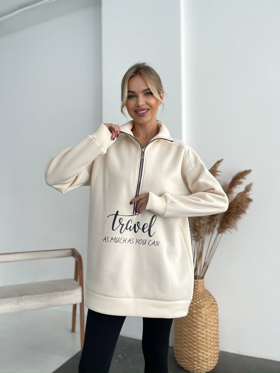 Жіночий подовжений світшот на флiсi молочного кольору 35057