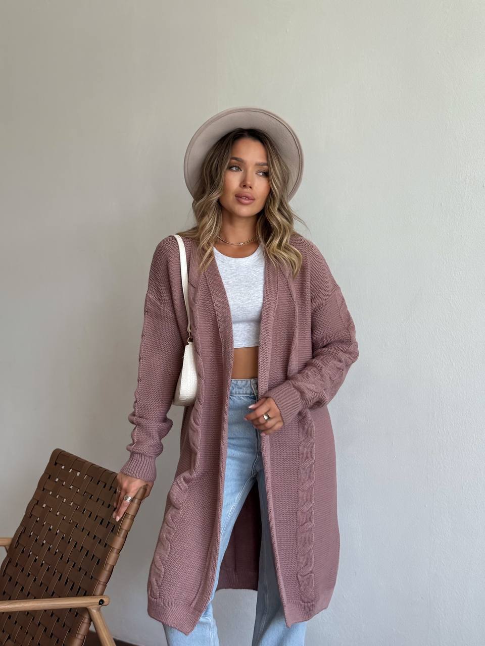 Женский удлиненный кардиган пудрового цвета 34290