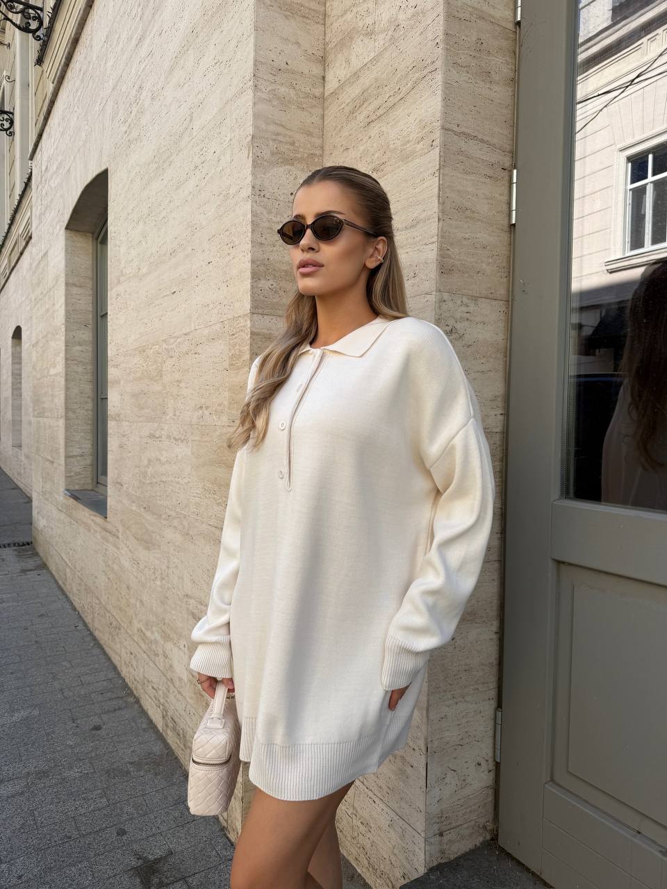 Женский удлиненный свитер-поло молочного цвета 34365