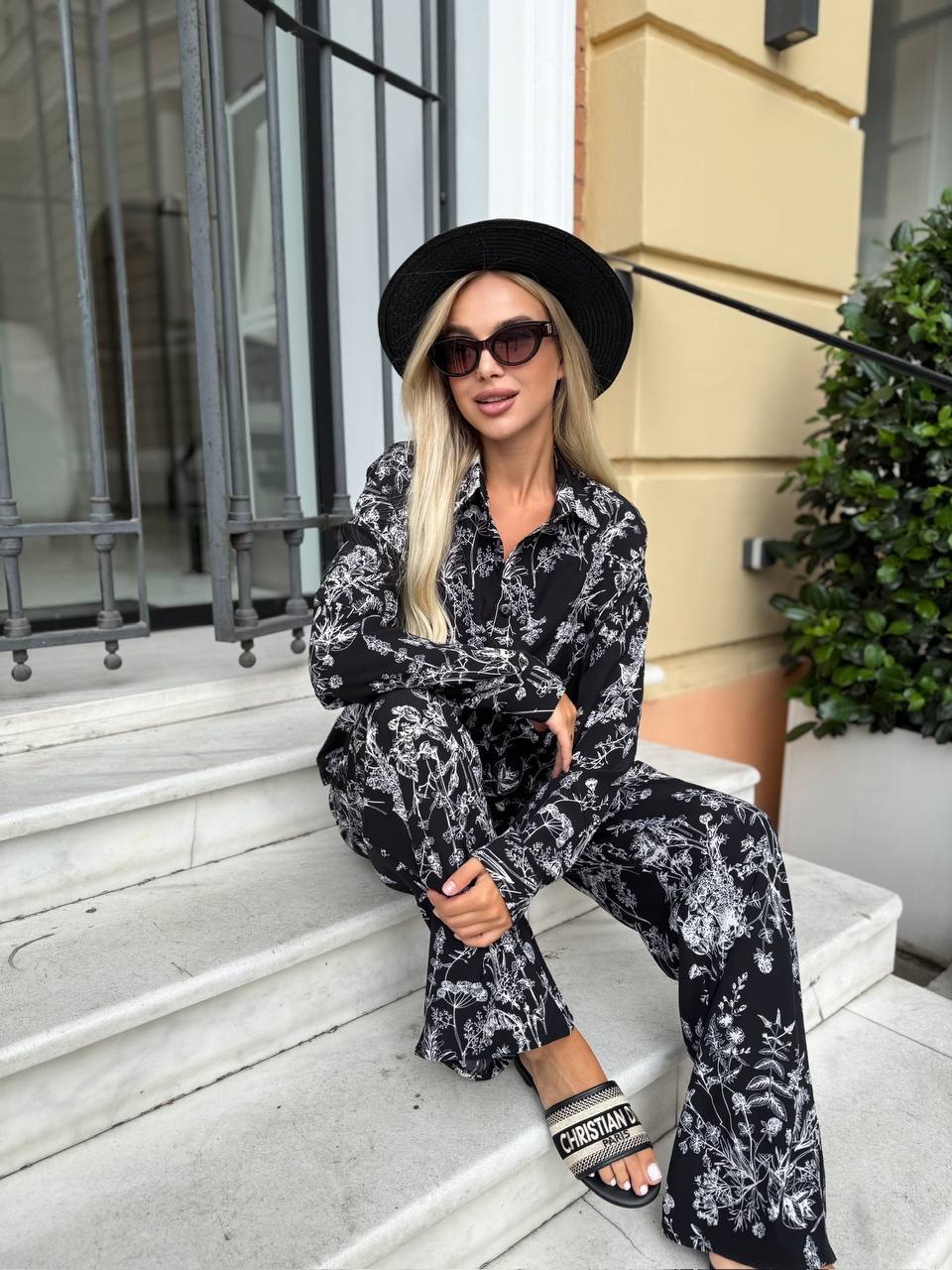 Жіночий прогулянковий костюм чорного кольору 33763