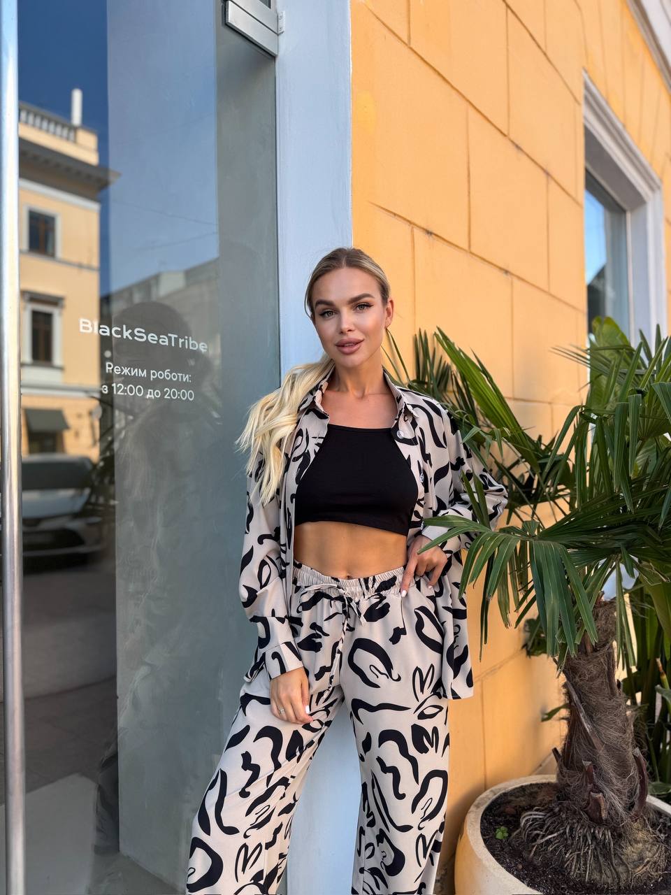 Прогулянковий жіночий костюм бежевого кольору 33764