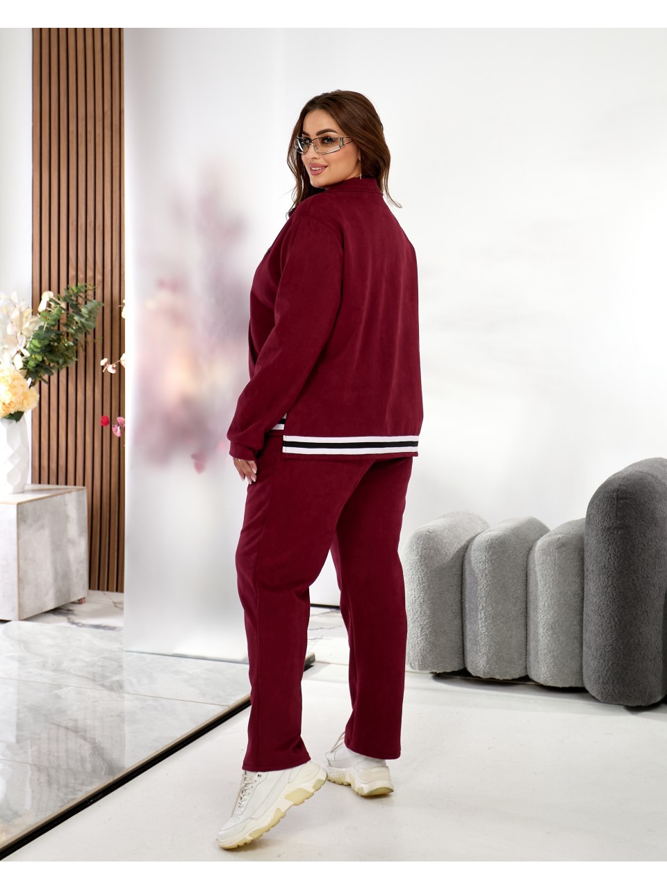 Жiночий прогулянковий костюм iз замшу бордового кольору 35380