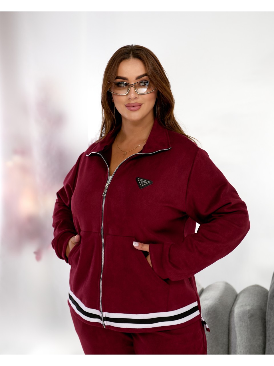 Жiночий прогулянковий костюм iз замшу бордового кольору 35380