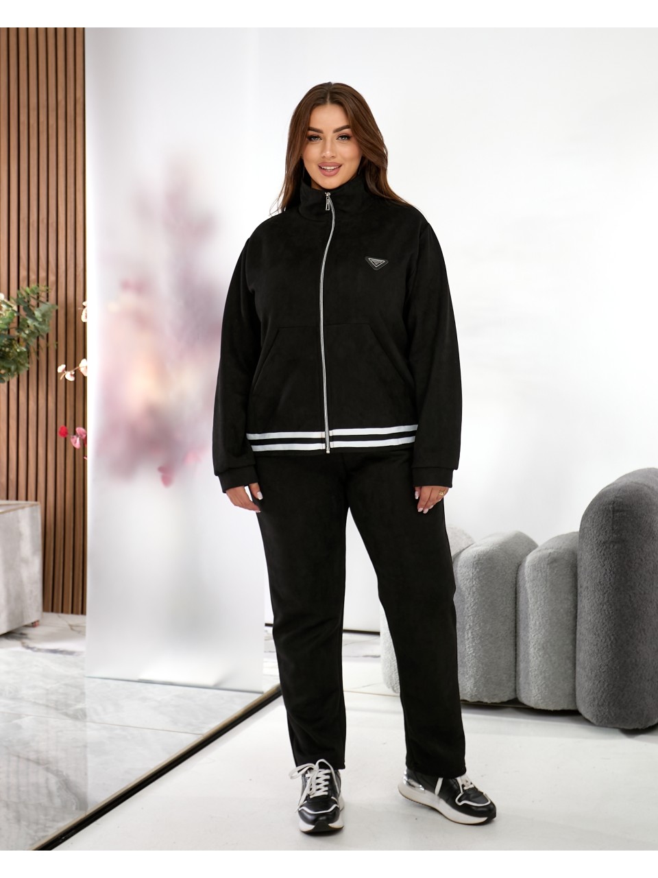 Жiночий прогулянковий костюм iз замшу чорного кольору 35379