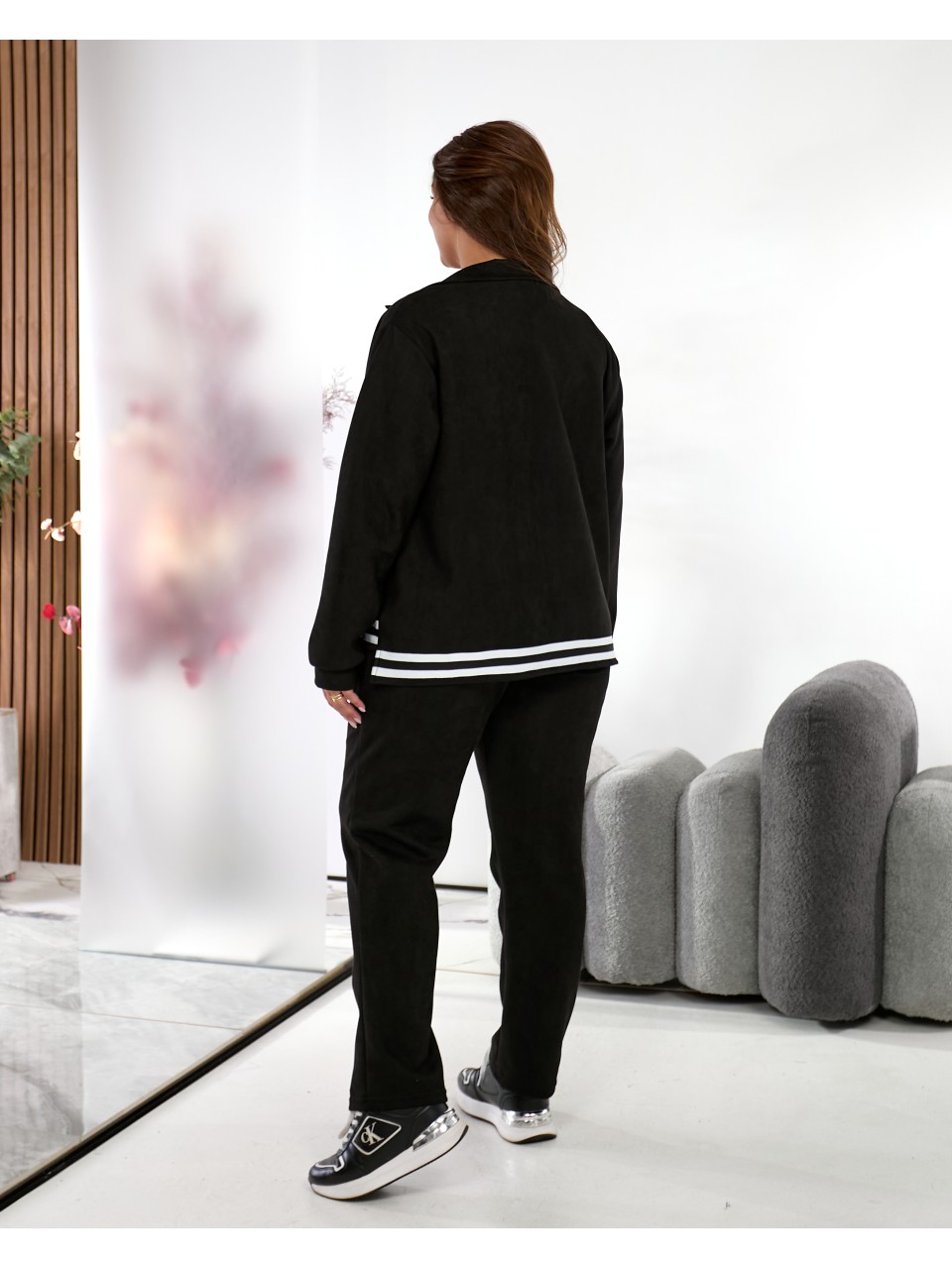 Жiночий прогулянковий костюм iз замшу чорного кольору 35379