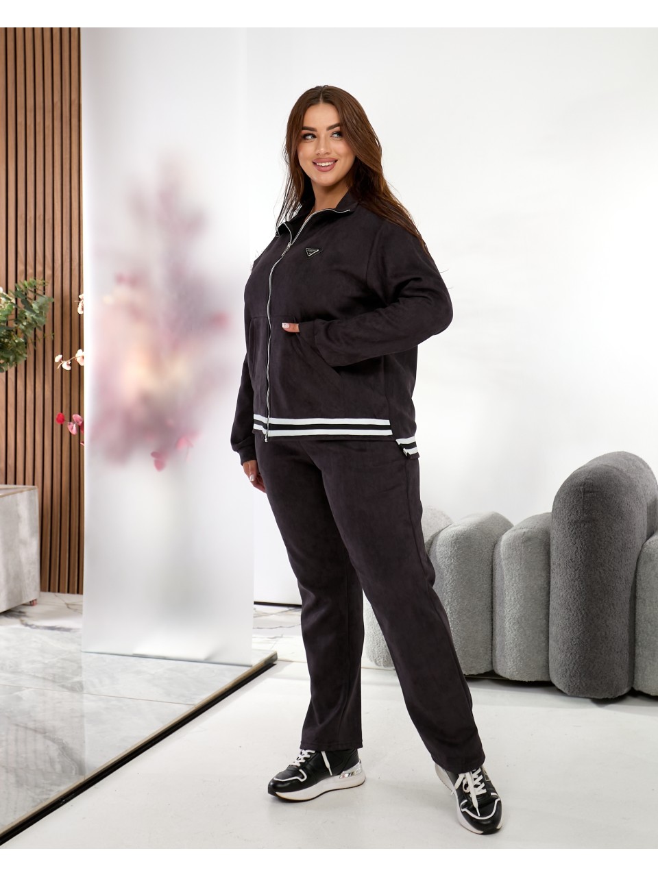 Жiночий прогулянковий костюм iз замшу графiтового кольору 35382
