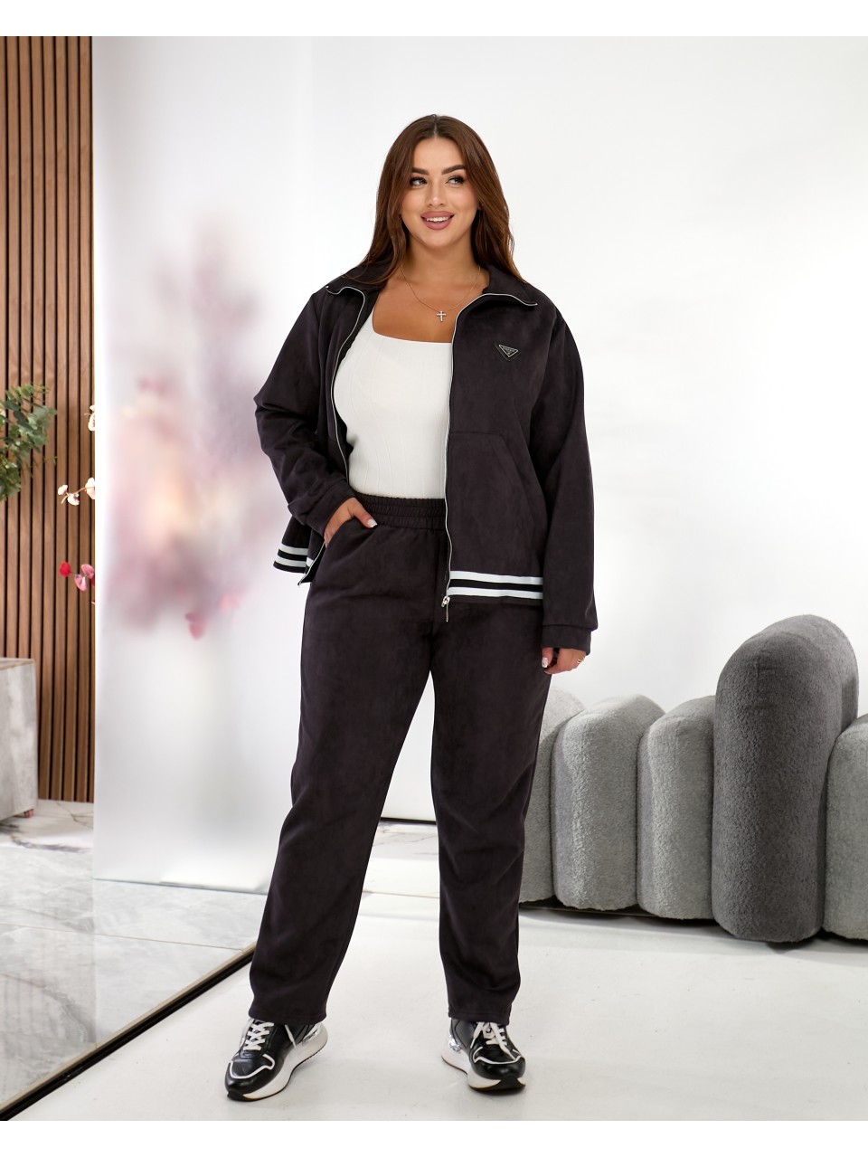 Жiночий прогулянковий костюм iз замшу графiтового кольору 35382