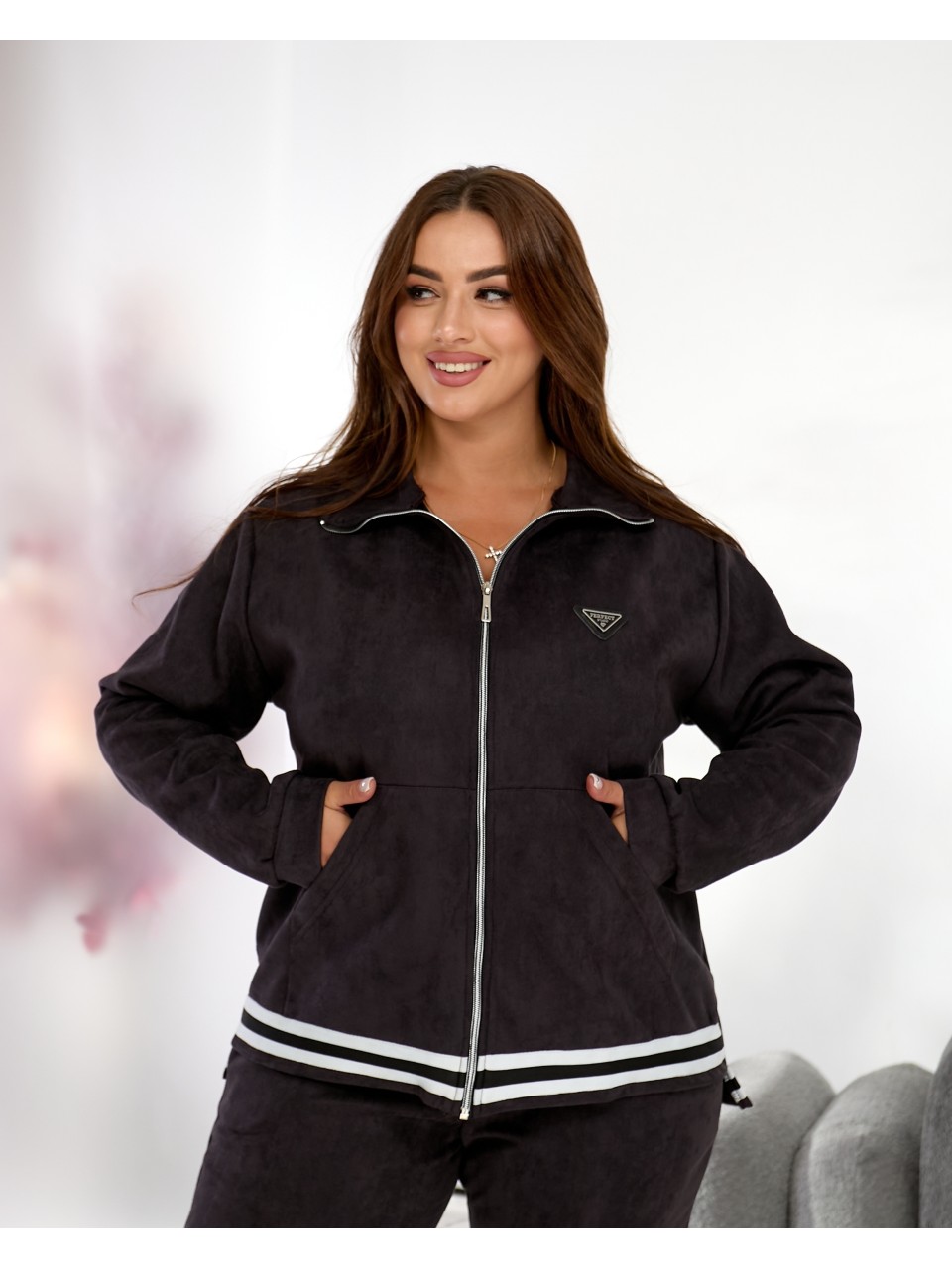 Жiночий прогулянковий костюм iз замшу графiтового кольору 35382