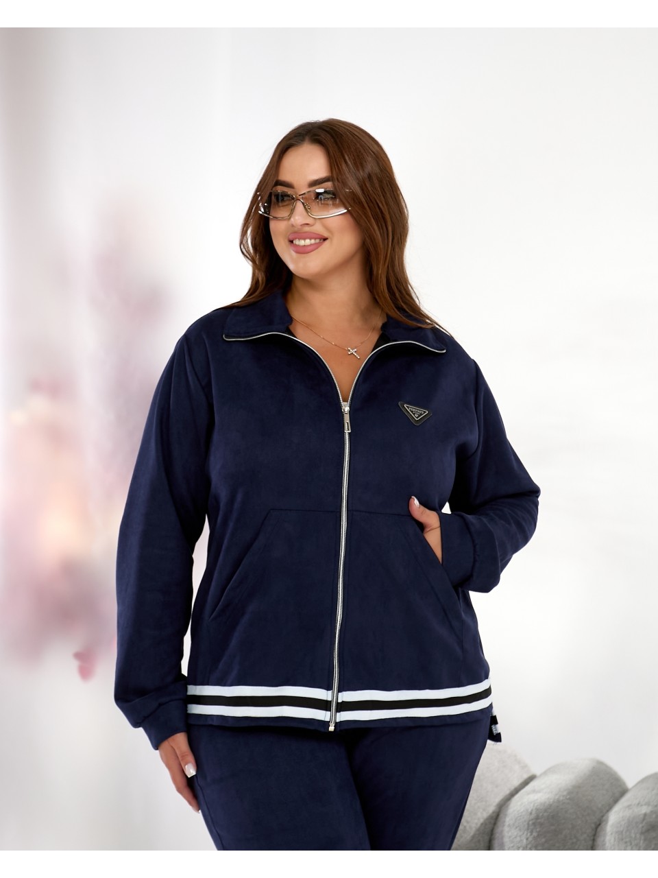 Жiночий прогулянковий костюм iз замшу синього кольору 35378