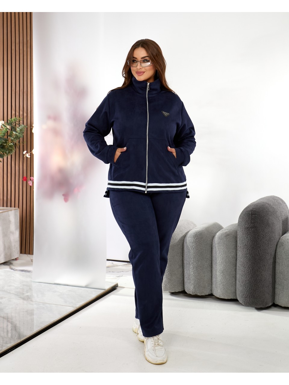 Жiночий прогулянковий костюм iз замшу синього кольору 35378