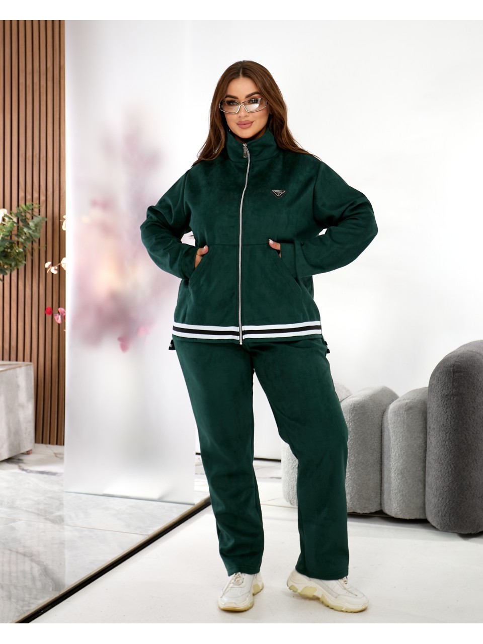 Жiночий прогулянковий костюм iз замшу смарагдового кольору 35381