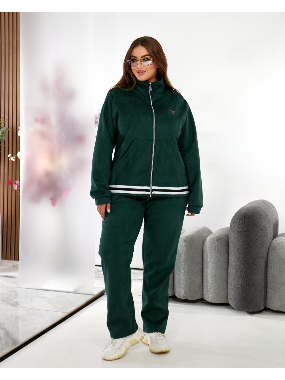 Жiночий прогулянковий костюм iз замшу смарагдового кольору 35381