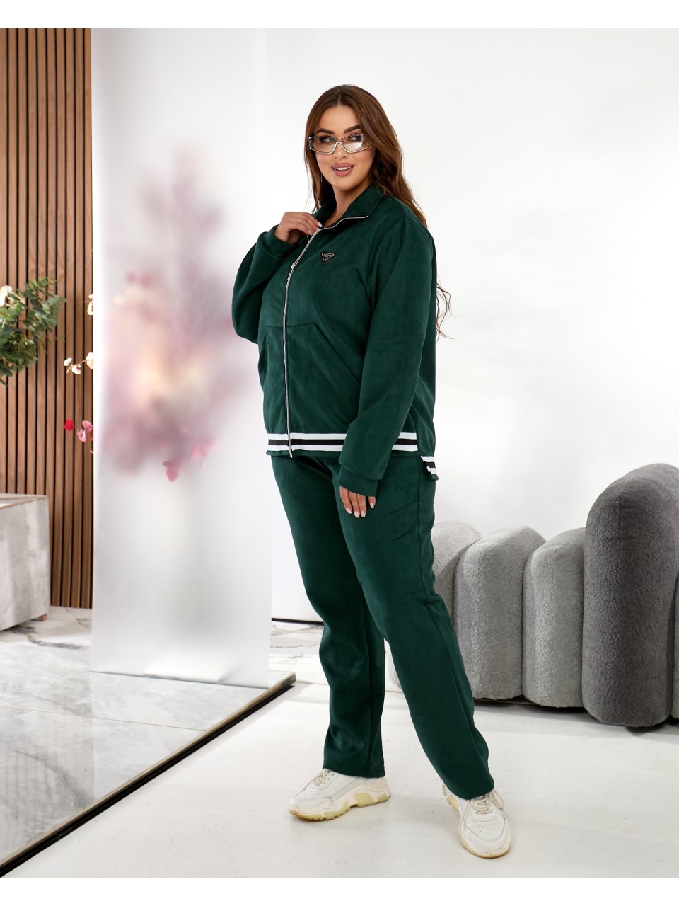 Жiночий прогулянковий костюм iз замшу смарагдового кольору 35381