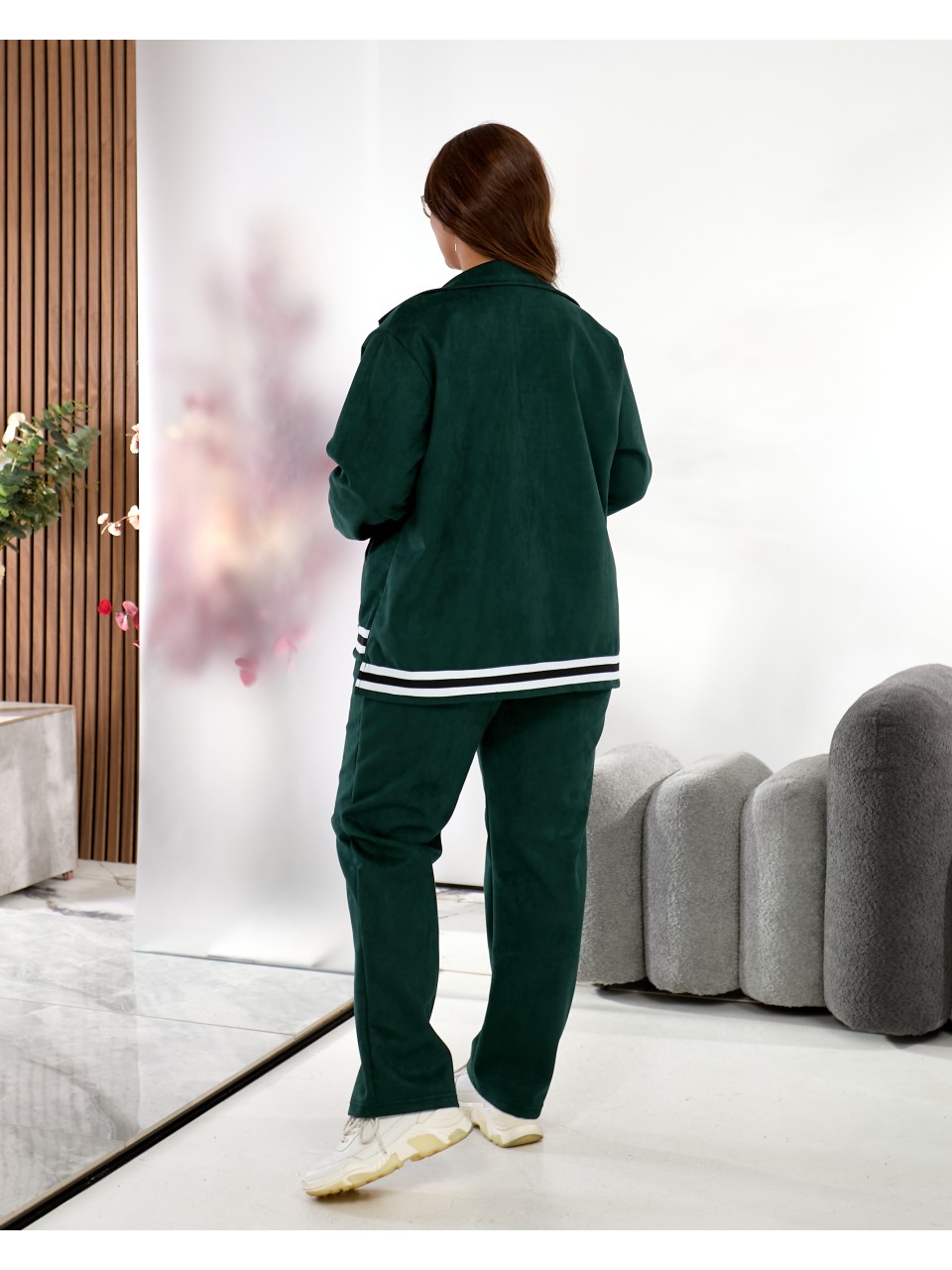 Жiночий прогулянковий костюм iз замшу смарагдового кольору 35381