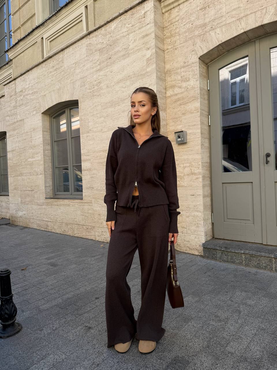 Женский прогулочный костюм коричневого цвета 34307