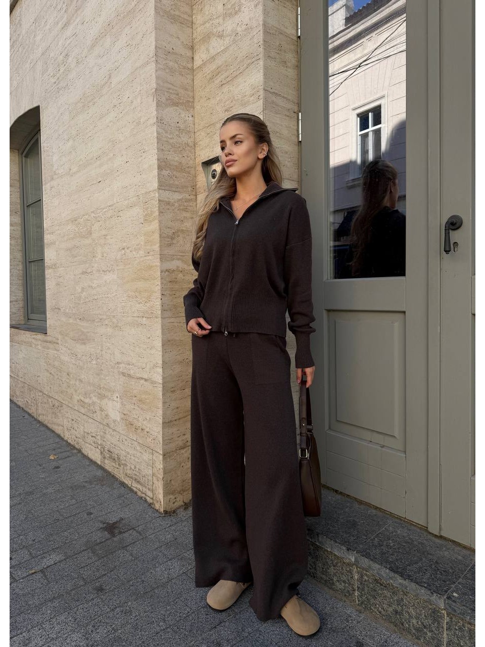 Женский прогулочный костюм коричневого цвета 34307