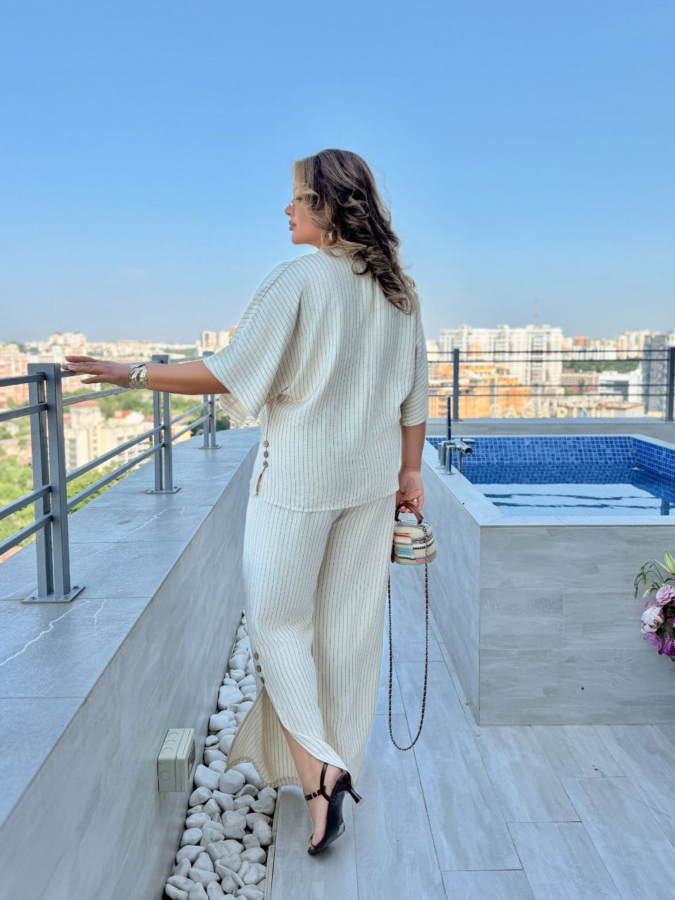 Женский прогулочный костюм бежевого цвета 33570