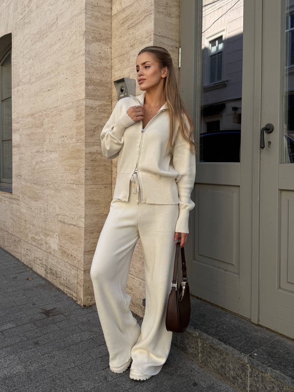 Жiночий прогулянковий костюм молочного кольору 34309