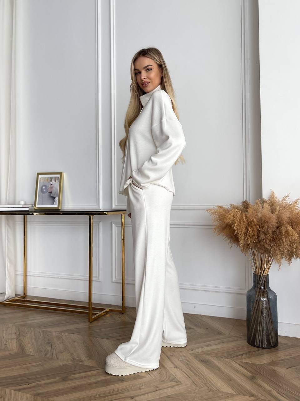 Жiночий прогулянковий костюм молочного кольору 34314