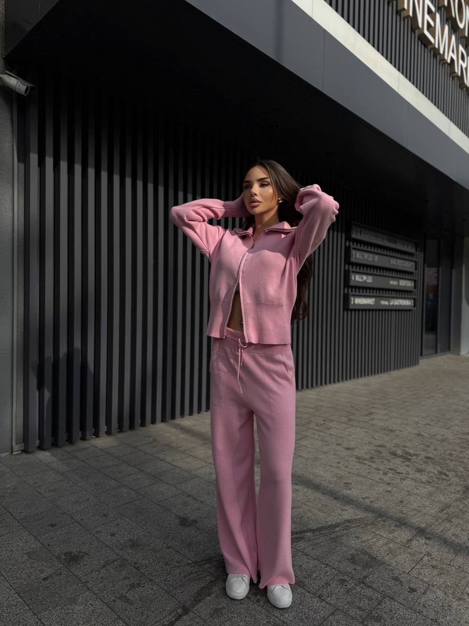 Женский прогулочный костюм розового цвета 35689