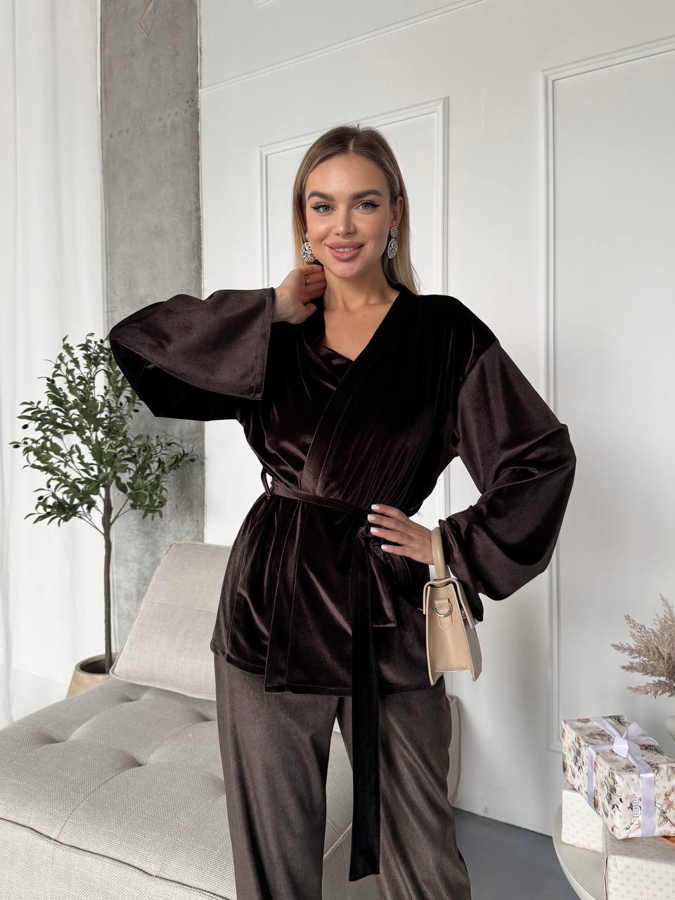 Жіночий прогулянковий костюм з оксамита коричневого кольору 36079