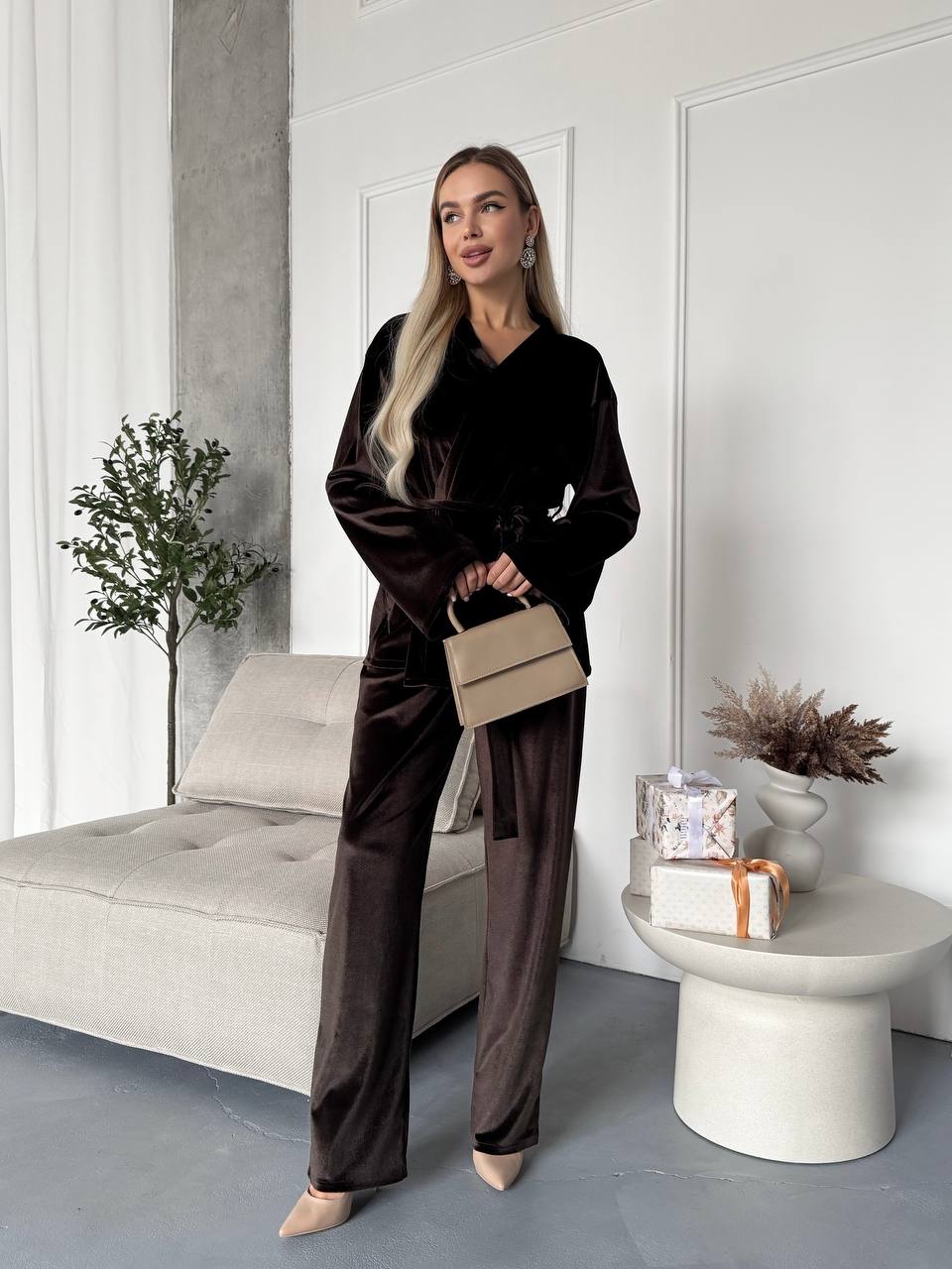 Жіночий прогулянковий костюм з оксамита коричневого кольору 36079