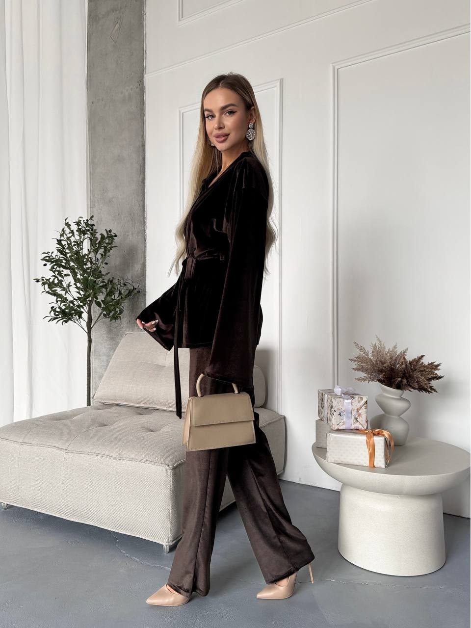 Жіночий прогулянковий костюм з оксамита коричневого кольору 36079