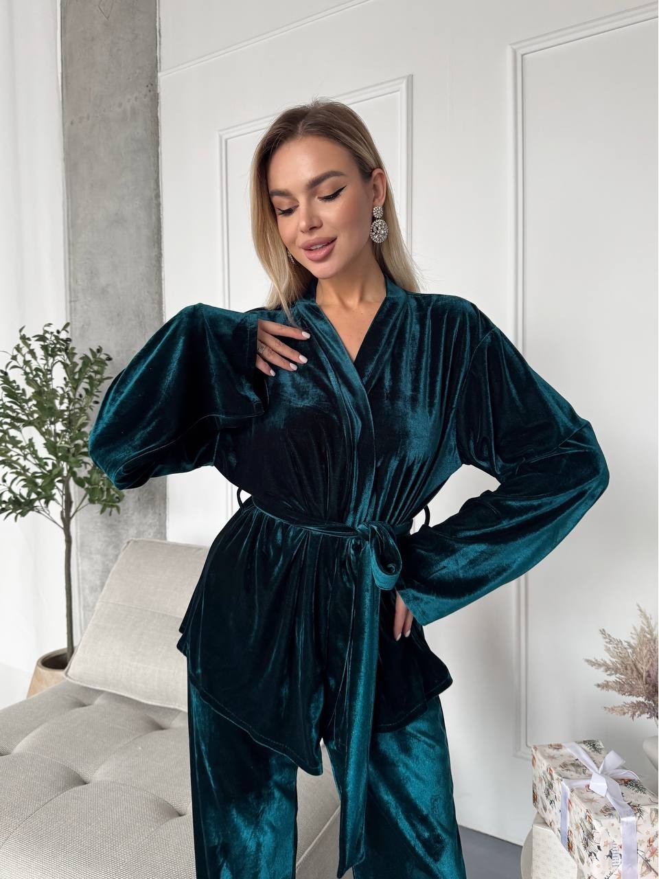 Жіночий прогулянковий костюм з оксамита смарагдового кольору 36078