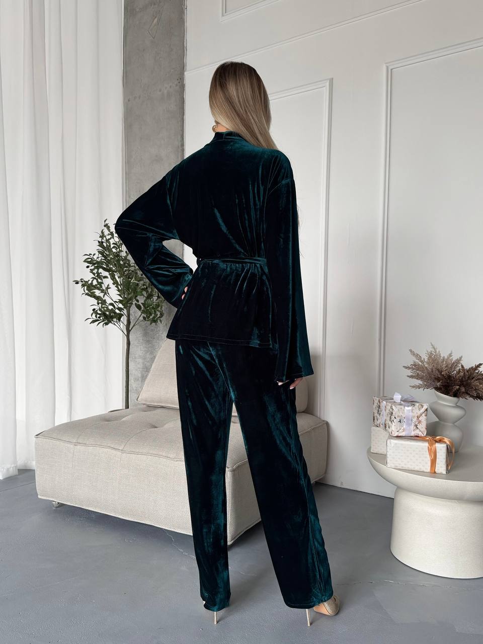 Жіночий прогулянковий костюм з оксамита смарагдового кольору 36078