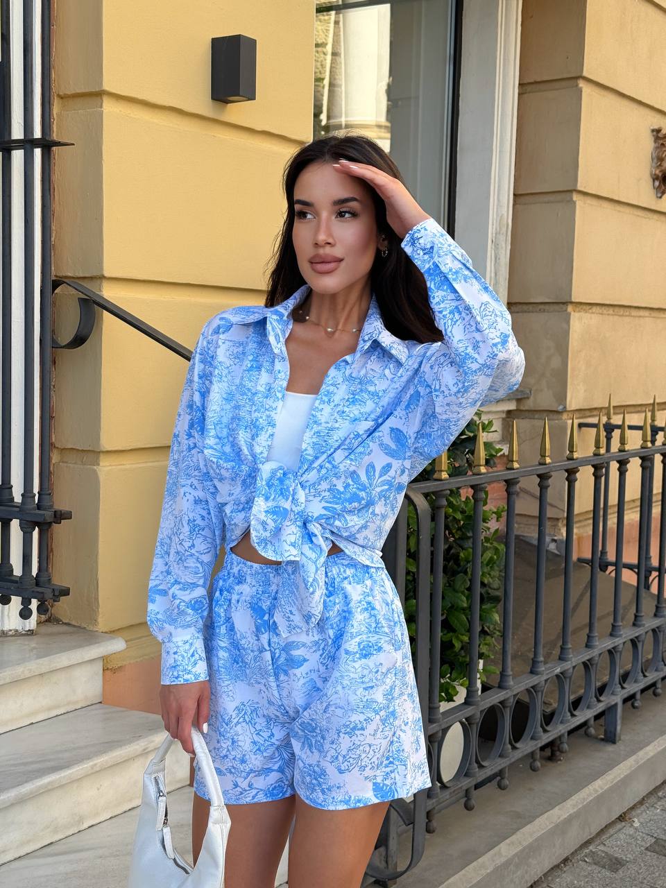 Жіночий прогулянковий костюм з шортами блакитного кольору 34084