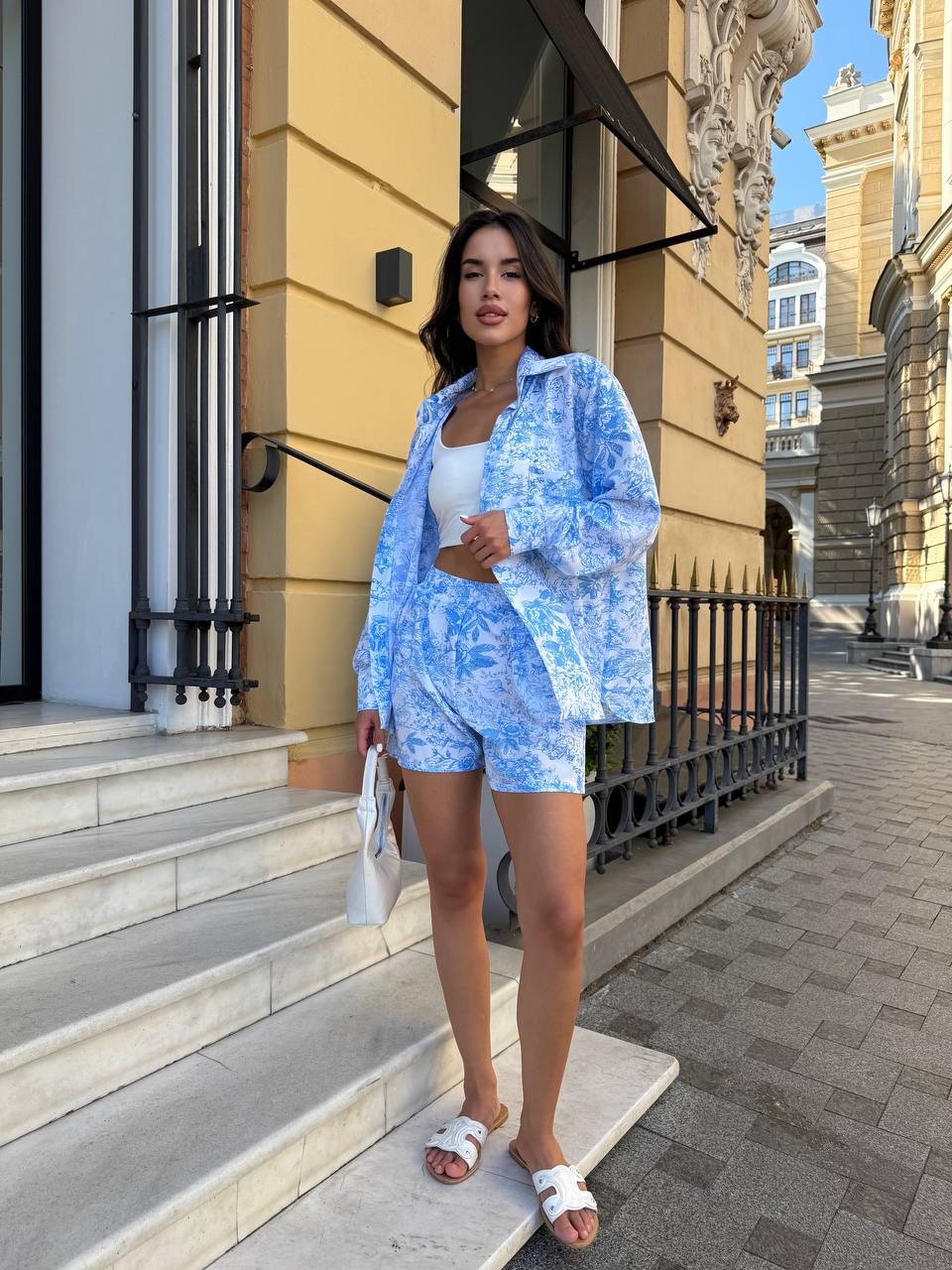 Жіночий прогулянковий костюм з шортами блакитного кольору 34084