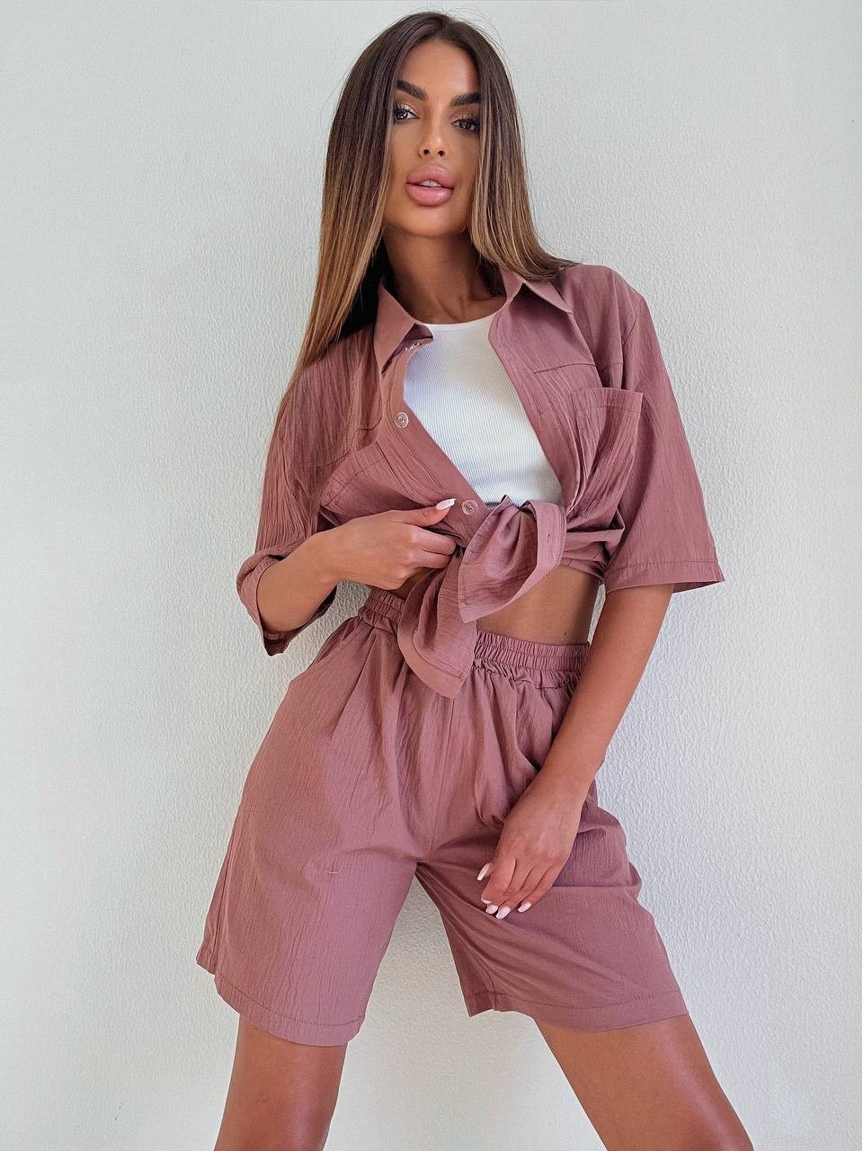 Женский прогулочный костюм с рубашкой пудрового цвета 33614