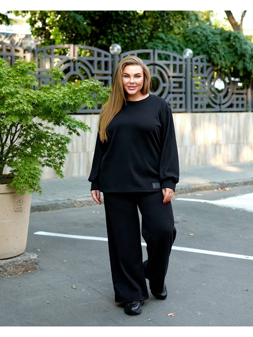 Жіночий прогулянковий костюм з теплого трикотажу чорного кольору 35573