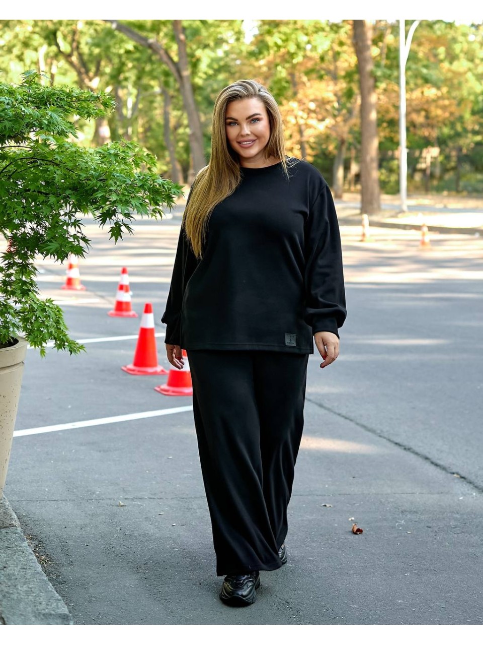 Жіночий прогулянковий костюм з теплого трикотажу чорного кольору 35573