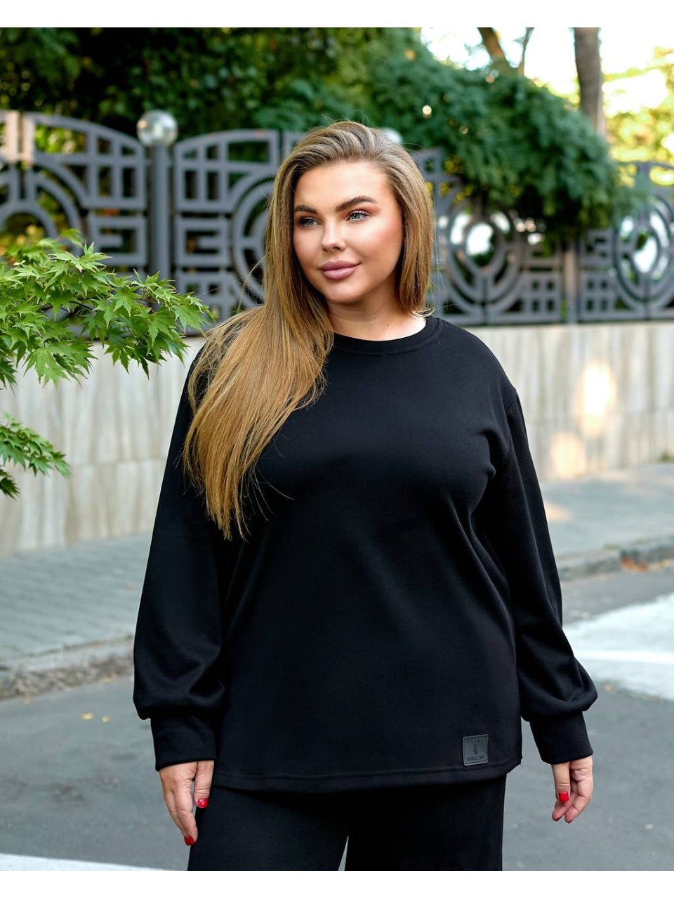 Жіночий прогулянковий костюм з теплого трикотажу чорного кольору 35573