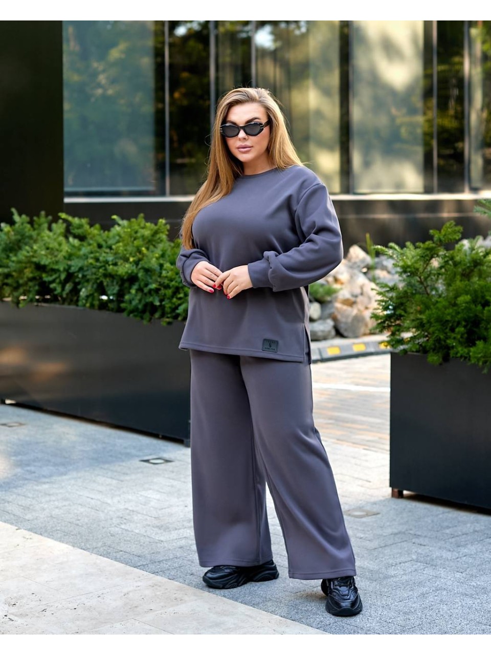 Жіночий прогулянковий костюм з теплого трикотажу графiтового кольору 35575