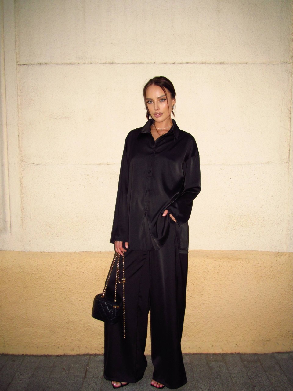 Жіночий шовковий костюм чорного кольору 34568